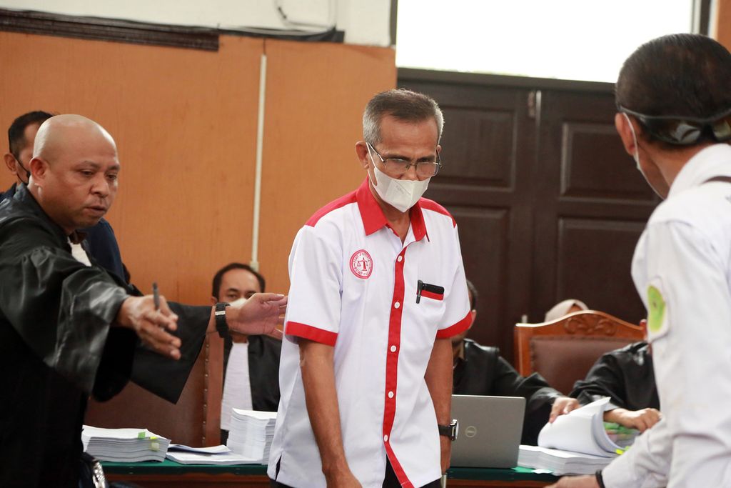 Ayah dari Brigadir J (Nofriansyah Yosua Hutabarat), Samuel Hutabarat, memasuki ruang persidangan dalam sidang lanjutan terdakwa Richard Eliezer di Pengadilan Negeri, Jakarta Selatan, Selasa (25/10/2022).