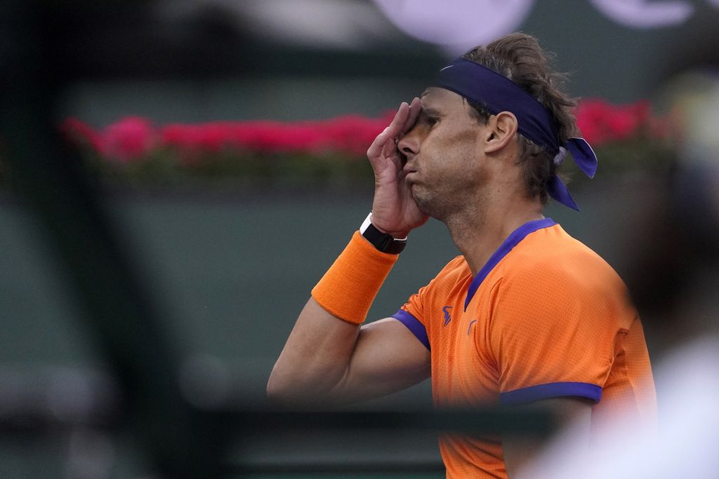 Reaksi Rafael Nadal setelah kehilangan poin saat melawan Carlos Alcaraz pada pertandingan semifinal turnamen Indian Wells, di Indian Wells Garden, California, Amerika Serikat, Sabtu (19/3/2022) malam waktu setempat atau Minggu siang waktu Indonesia. Nadal menang 6-4, 4-6, 6-3.