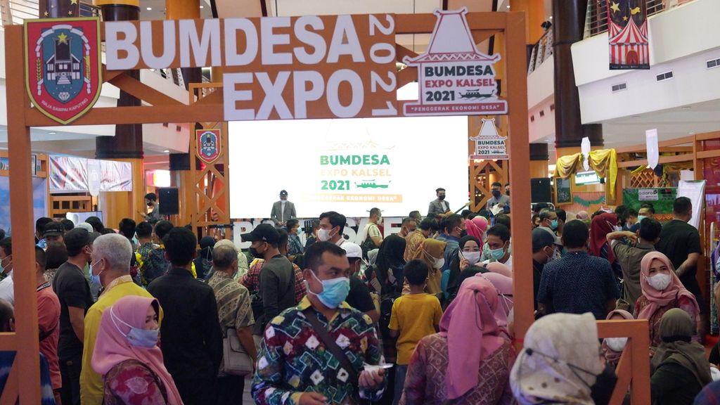 Pengunjung memadati stan pameran dalam acara BUMDesa Expo Kalsel 2021 di Atrium Duta Mall, Banjarmasin, Kalimantan Selatan, Sabtu (26/6/2021). 