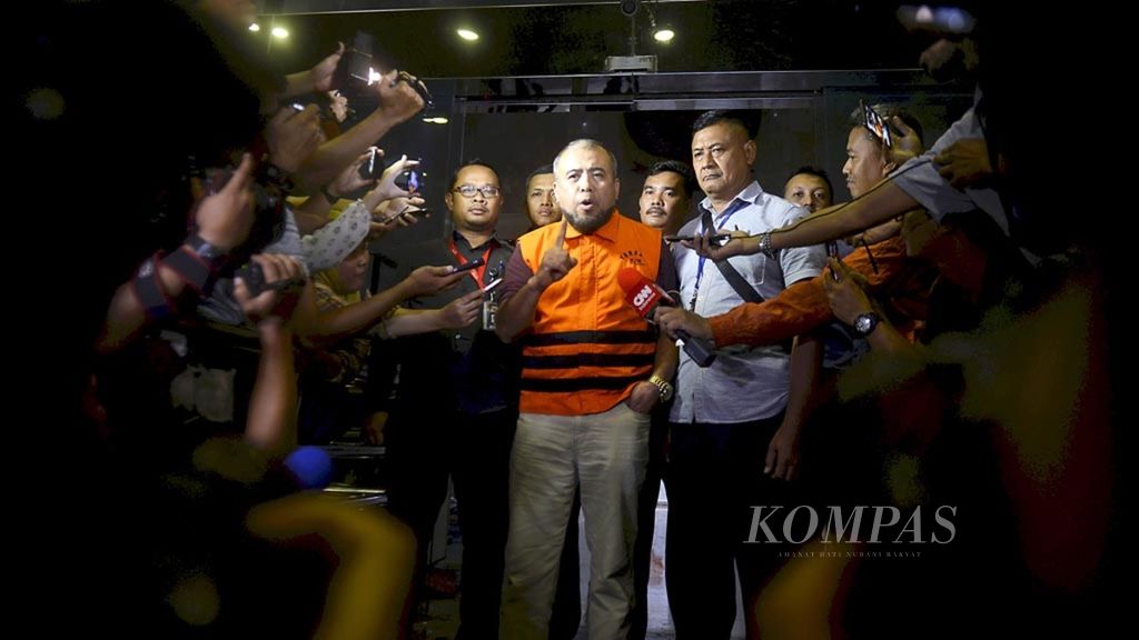 Hakim Mahkamah Konstitusi, Patrialis Akbar, mengenakan rompi tahanan saat keluar dari gedung KPK di Jakarta seusai diperiksa terkait dugaan penerimaan gratifikasi, 27 Januari 2017.