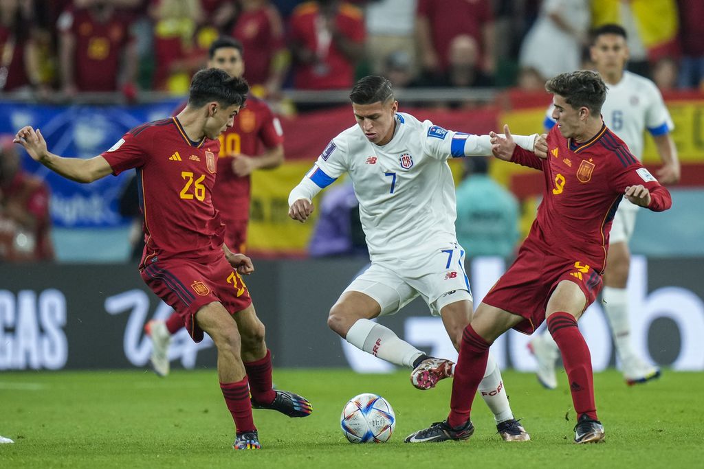 Dua pemain muda Spanyol, Pedri (kiri) dan Gavi (kanan), mengepung pemain Kosta Rika Anthony Contreras pada laga pertama Grup E antara Spanyol dan Kosta Rika yang berakhir dengan kemenangan telak Spanyol, 7-0. 