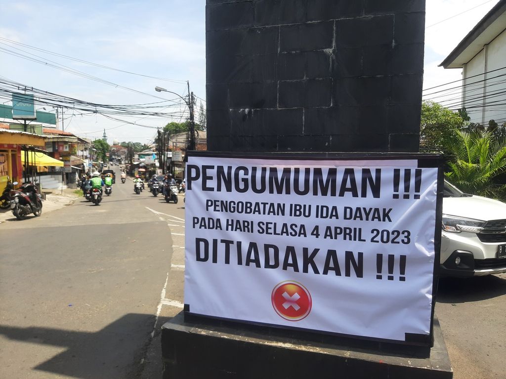 Papan informasi mengenai pengobatan Ida Dayak yang dibatalkan di depan Kompleks Lapangan Tembak dan Olahraga Markas Komando Divisi 1 Kostrad, Cilodong, Depok, Jawa Barat, 4 April 2023.