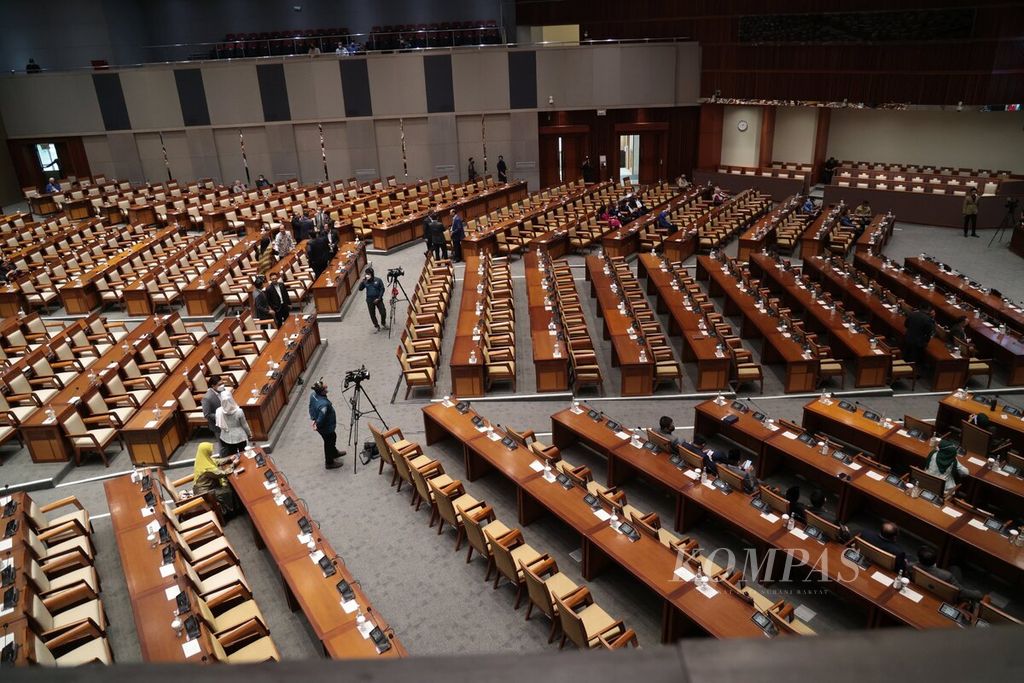 Anggota DPR mengikuti rapat paripurna di Kompleks Parlemen, Senayan, Jakarta, Selasa (1/11/2022). Agenda rapat adalah pembukaan masa persidangan II tahun sidang 2022-2023 setelah anggota DPR melakukan reses sejak awal Oktober lalu. 