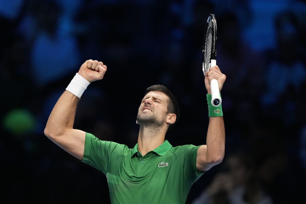 Petenis Serbia, Novak Djokovic, merayakan kemenangannya atas Stefanos Tsitsipas (Yunani) pada laga tunggal putra Final ATP di Pala Alpitour, Turin, Italia, Selasa (15/11/2022) dini hari WIB. Laga itu dimenangi Djokovic.