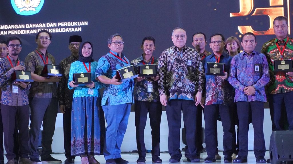 Para peraih penghargaan berfoto bersama dalam acara puncak Bulan Bahasa dan Sastra 2019 di Jakarta, Senin (28/10/2019).