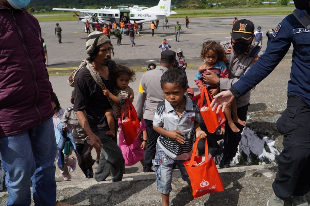 Warga yang dievakuasi dari Distrik Kiwirok tiba di Oksibil, ibu kota Kabupaten Pegunungan Bintang, (25/9/2021). Mereka dievakuasi untuk mendapatkan pelayanan kesehatan dan pemulihan trauma setelah teror kelompok kriminal bersenjata Lamek Taplo pada 13 September 2021.