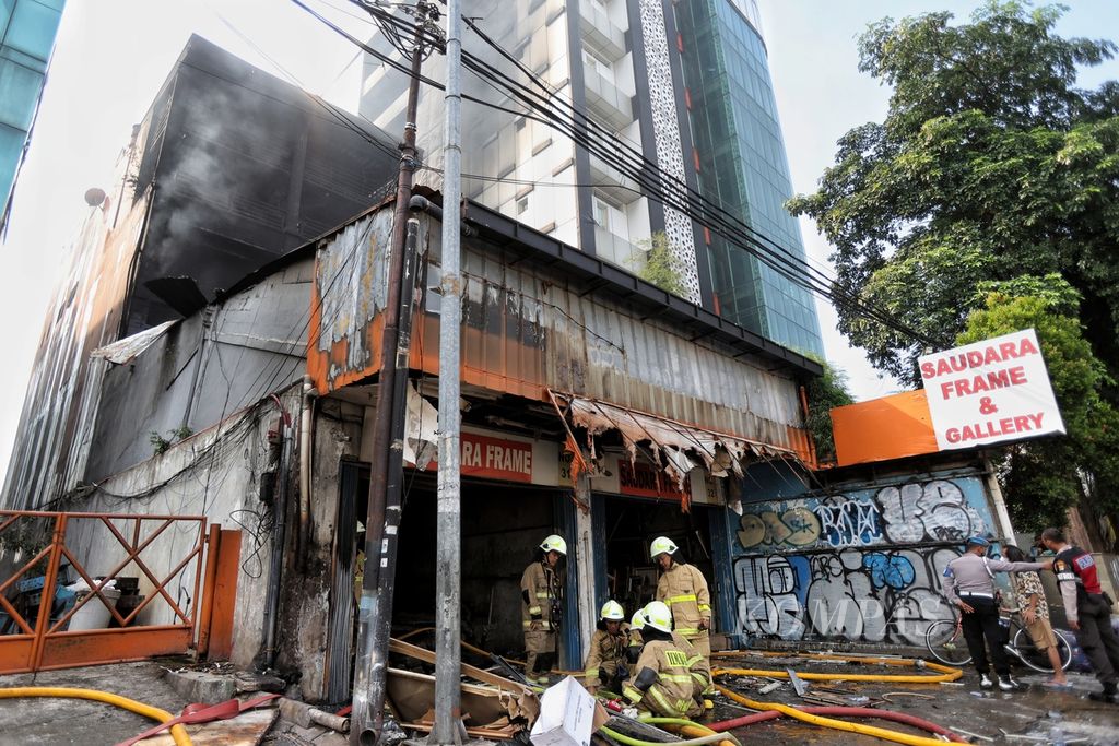 Toko bingkai &quot;Saudara&quot; terbakar di Jalan Mampang Prapatan, Jakarta, yang menewaskan tujuh orang pada Kamis (18/4/2024).