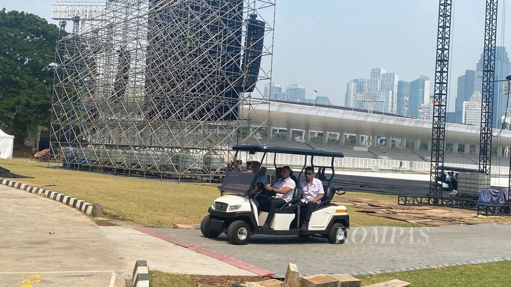 Beberapa panitia menaiki <i>buggy car</i> saat mengelilingi Stadion Madya Gelora Bung Karno, Senayan, Jakarta, Senin (2/9/2024).