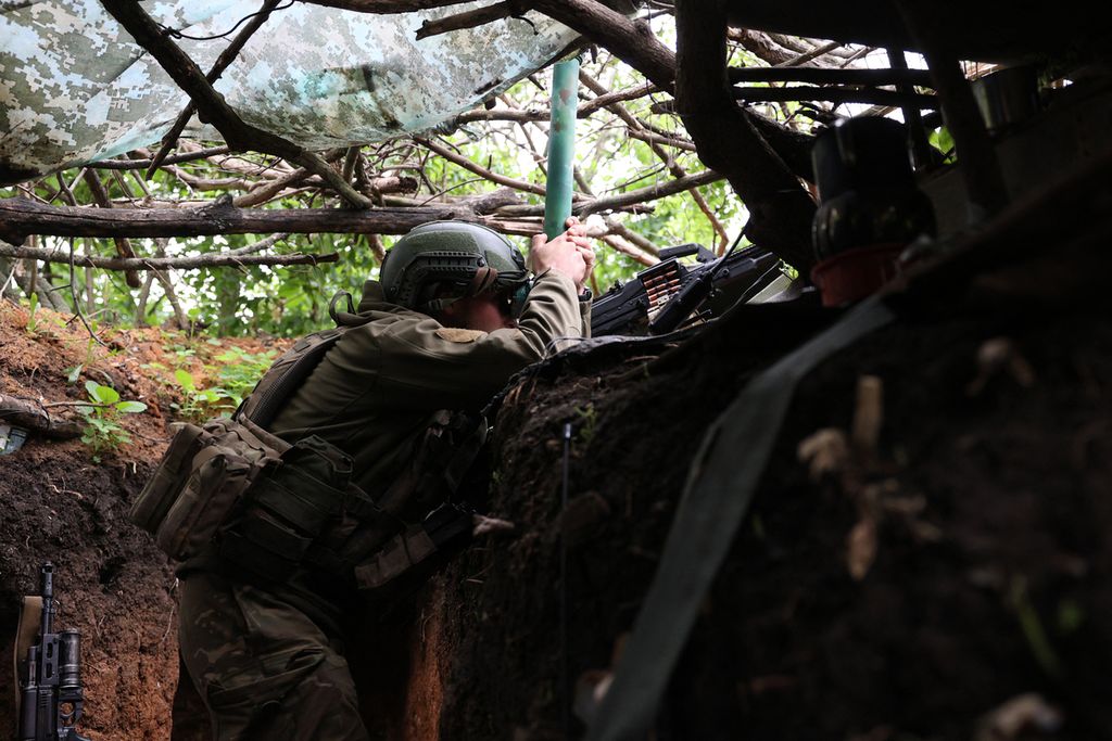 Seorang anggota pasukan Ukraina dari Brigade Mekanik ke-28 tengah mengintai posisi pasukan lawan di sebuah lokasi di dekat Kota Bakhmut, Donetsk, 17 Juni 2023.