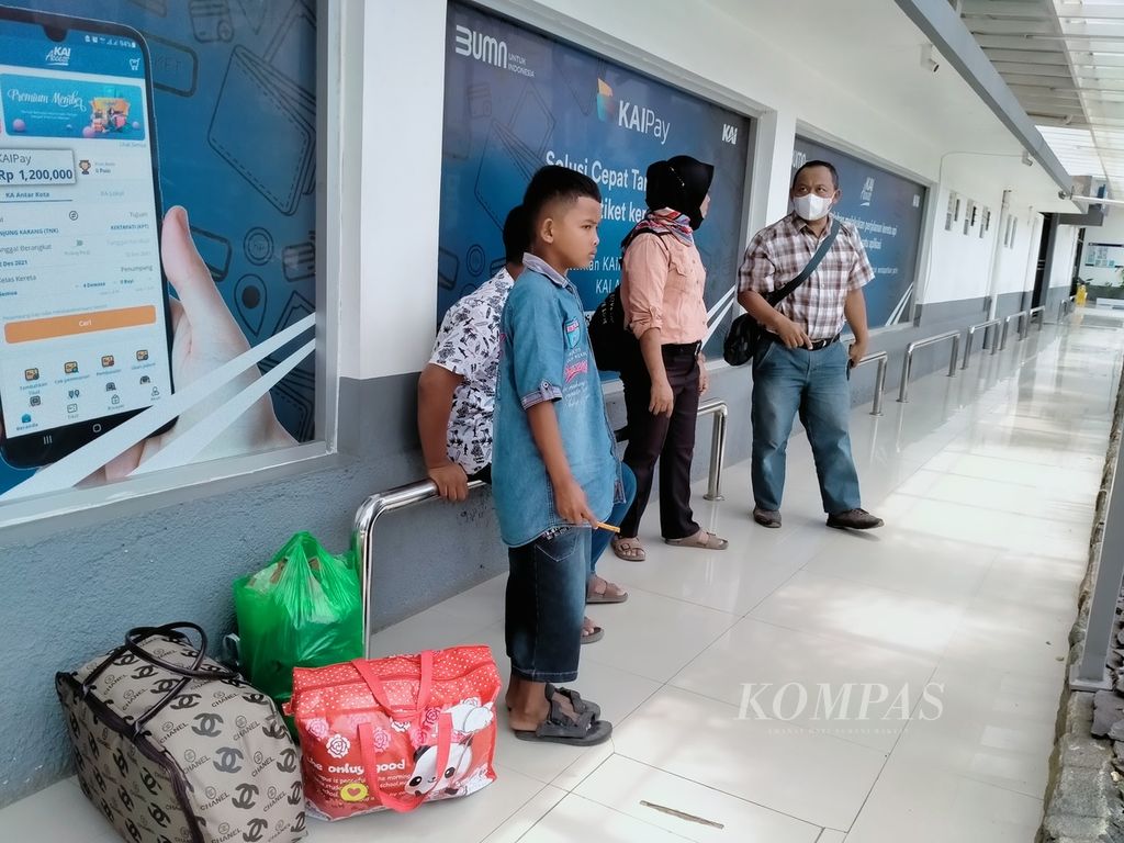 Calon penumpang kereta api mendatangi Stasiun Tanjung Karang, Bandar Lampung, Senin (7/11/2022). 