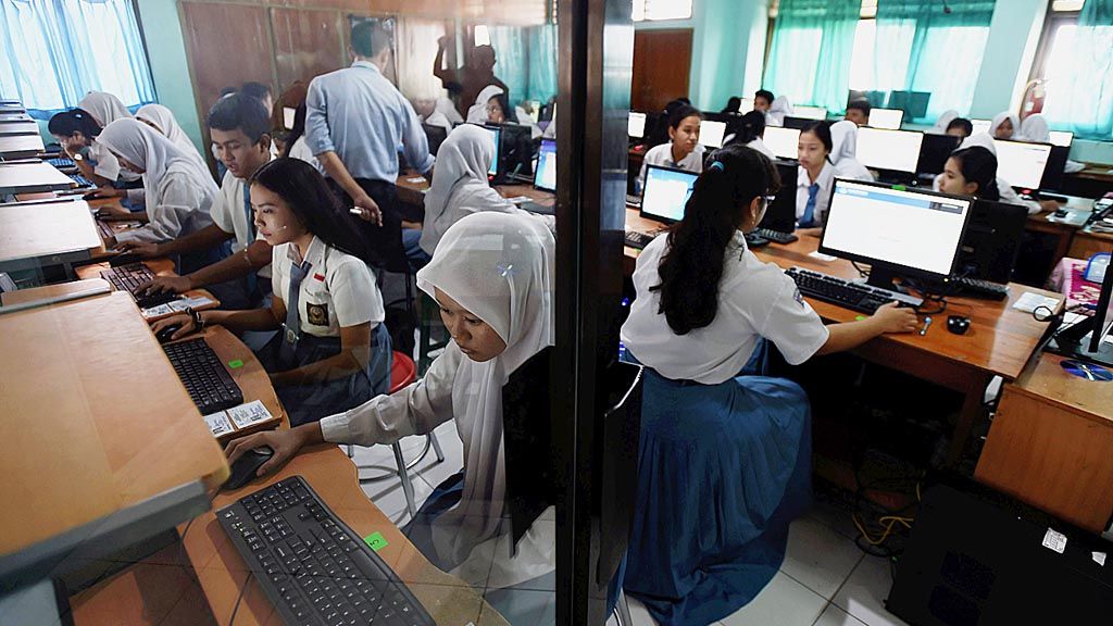 Siswa SMK Negeri 8 Surabaya mengikuti Ujian Nasional Berbasis Komputer (UNBK) mata pelajaran Bahasa Indonesia di Surabaya, Senin (3/4). Tercatat sebanyak 200.112 siswa dari 1.779 SMK di  Jawa Timur mengikuti UNBK SMK. 