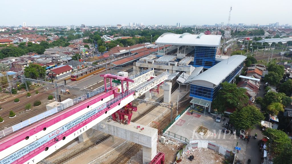 Aktivitas pengerjaan proyek Stasiun Manggarai, Jakarta Selatan menjadi stasiun pusat, Rabu (27/11/2019). 