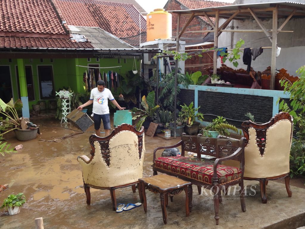Warga yang terdampak banjir menjemur kursi di halaman rumah pada Senin (26/2/2024). Kota Bandar Lampung masih siaga banjir karena hujan deras diprediksi masih akan mengguyur dalam tiga hari ke depan. 