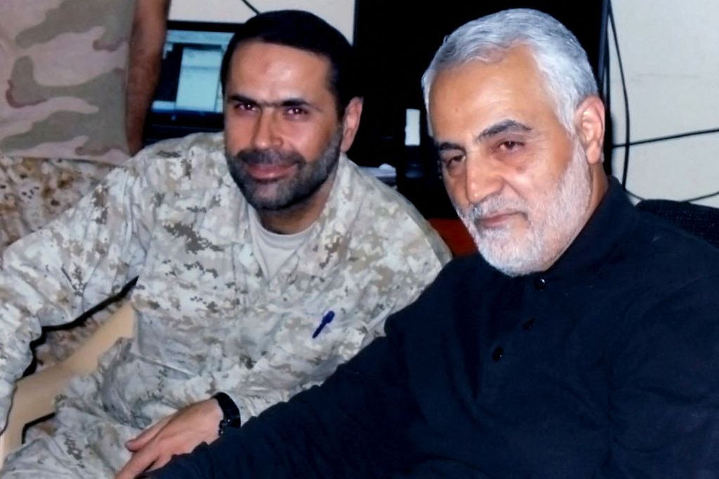 Wissam Hassan al-Tawil (kiri), Komandan Pasukan Elite Hezbollah, Pasukan Radwan, bersama Komandan Brigade Al-Quds Garda Revolusi Iran Qassem Soleimani dalam foto tanpa tanggal yang dirilis kantor pers media militer Hezbollah, Senin (8/1/2024).   