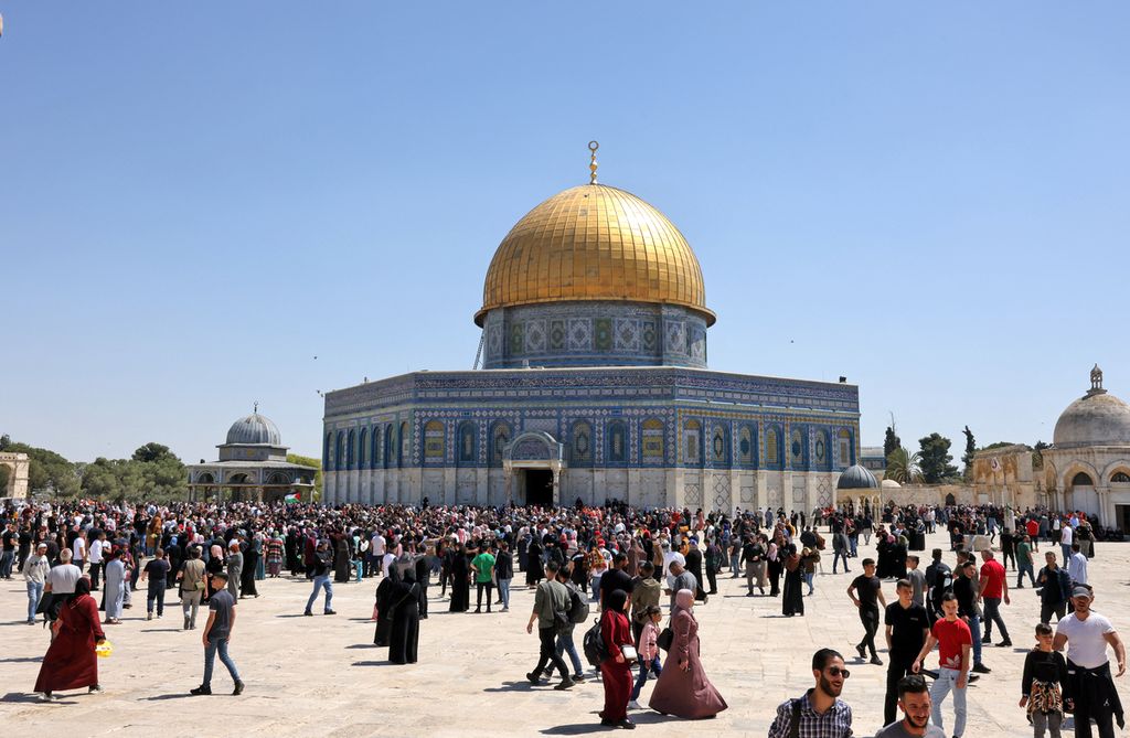 Warga Muslim Palestina berkumpul jelang tengah hari, Jumat (15/4), untuk melaksanakan Shalat Jumat berjamaah di tempat suci bagi umat Muslim. 