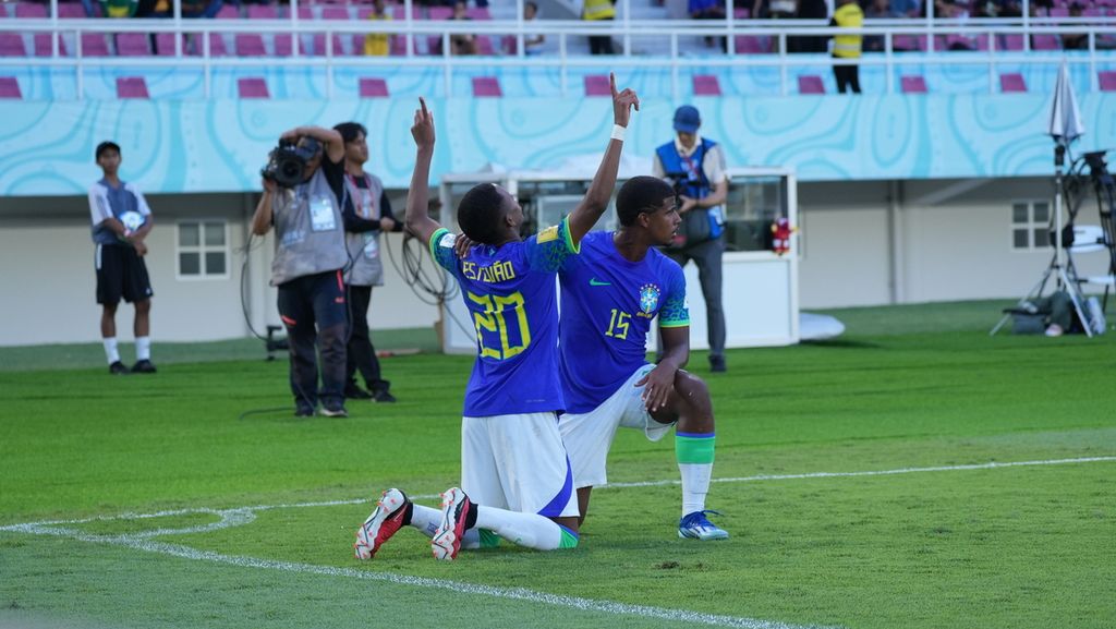 Pemain sayap Brasil, Estevao (kiri), berduel melakukan selebrasi setelah mencetak gol kontra Ekuador dalam laga babak 16 besar, di Stadion Manahan, Kota Surakarta, Jawa Tengah, Senin (20/11/2023). Dua gol diciptakannya dalam pertandingan itu. Pertandingan dimenangi Brasil dengan skor 3-1. 