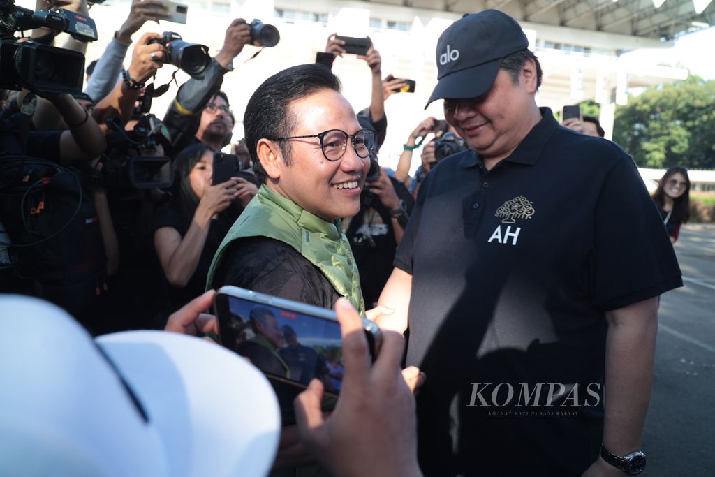 Ketua Umum Partai Golkar Airlangga Hartarto (kanan) bertemu dengan Ketua Umum PKB Muhaimin Iskandar di kawasan Gelora Bung Karno, Jakarta (10/2/2023). Pertemuan itu membahas rencana kemungkinan koalisi menjelang Pemilu 2024. 