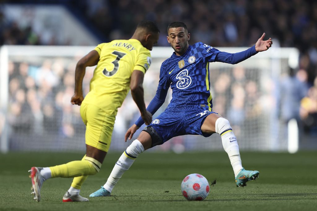 Pemain Chelsea, Hakim Ziyech (kanan), menghadang pemain Brentford, Rico Henry, dalam pertandingan Liga Inggris antara Chelsea dan Brentford di Stadion Stamford Bridge, London, Sabtu (2/4/2022). 