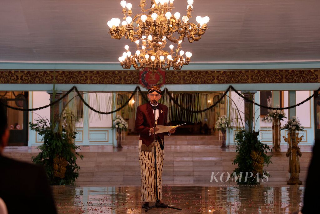 Kanjeng Gusti Pangeran Adipati Aryo (KGPAA) Mangkunegara X memberikan sambutan pada peringatan kenaikan takhta dalam tradisi jumenengan di Pura Mangkunegaran, Surakarta, Jawa Tengah, Rabu (1/3/2023). 