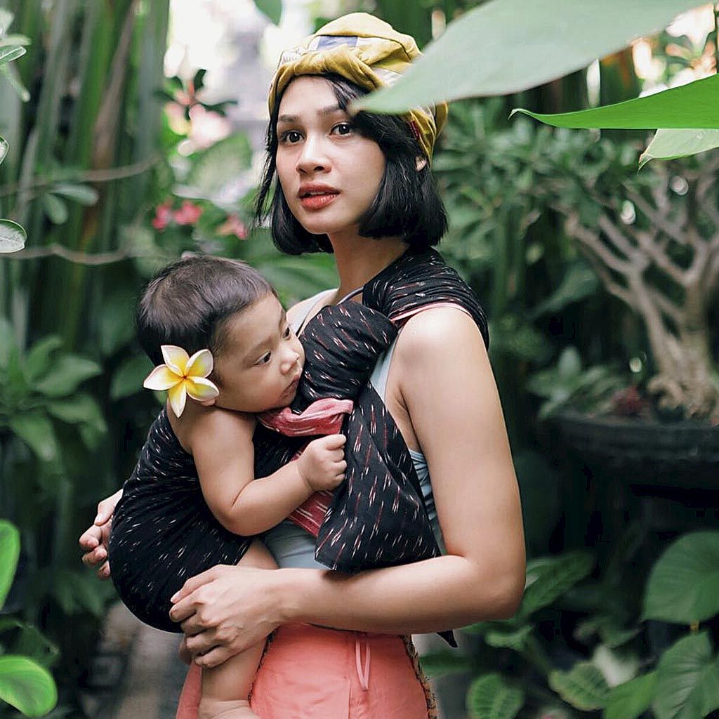 Ikat Indonesia dengan desainer Didiet Maulana juga terinspirasi untuk memproduksi gendongan bayi dengan model Andien Aisyah. dari sejak di dalam gendongan, generasi baru ini sudah mulai dikenalkan dengan kain tradisi nenek moyang dalam wujud gendongan bayi.