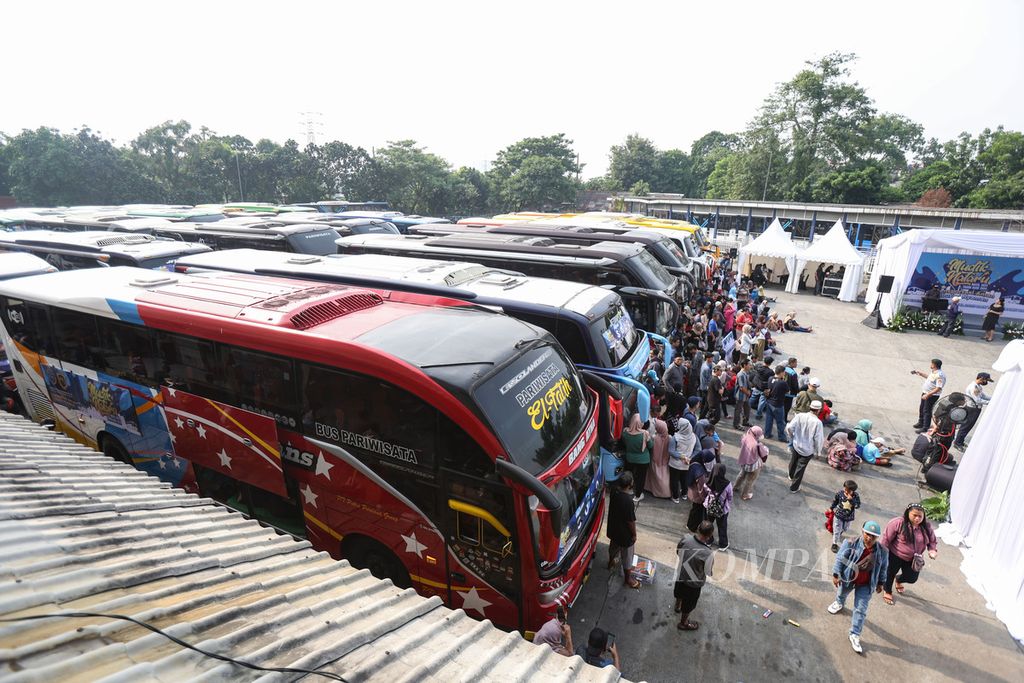 Para pemudik menunggu bus berangkat di Terminal Kampung Rambutan, Jakarta, Sabtu (23/12/2023). Kementerian Perhubungan (Kemenhub) menggelar program mudik gratis masa angkutan Natal 2023 dan Tahun Baru 2024. 