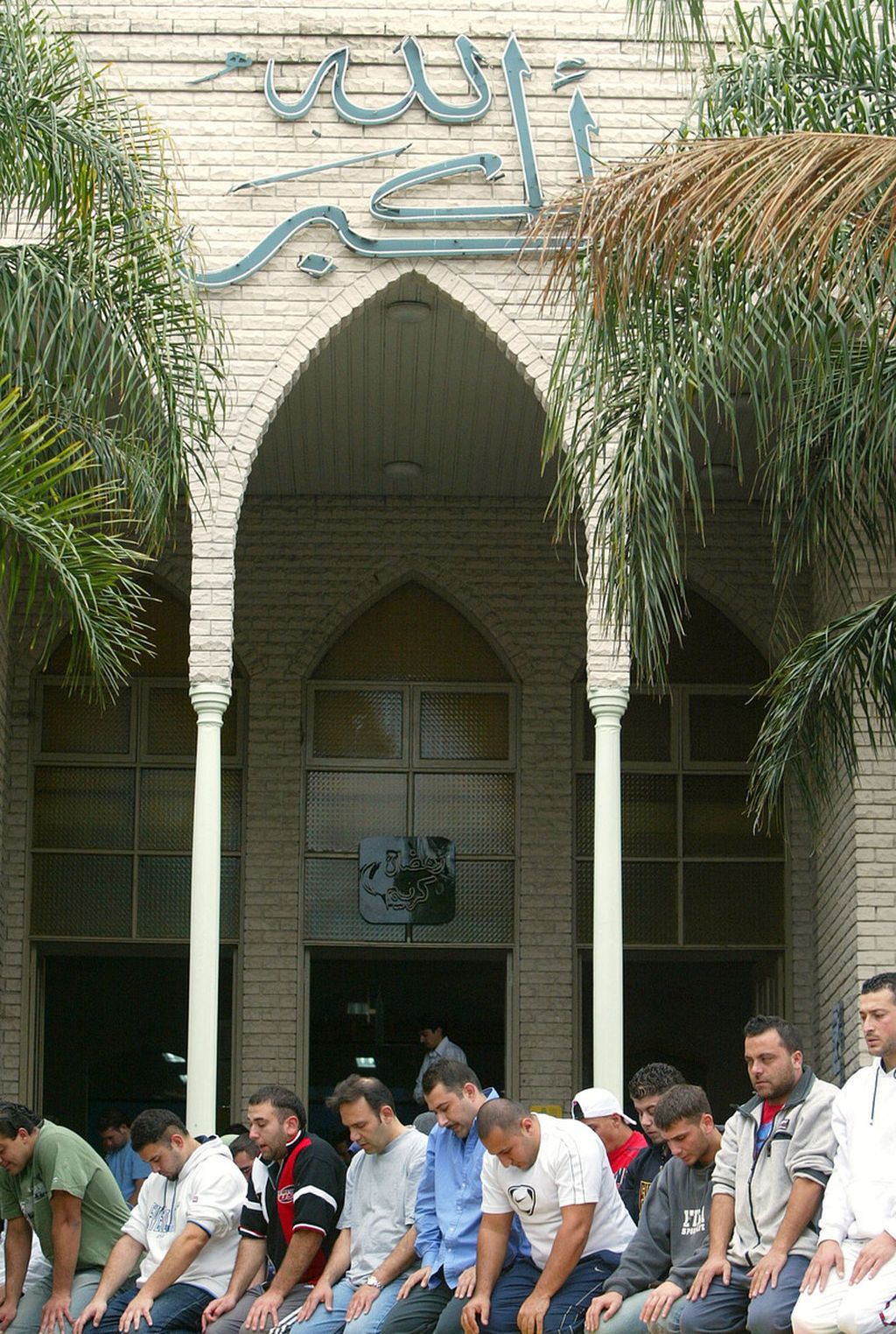 Jemaah berkumpul untuk shalat di luar masjid pada hari Jumat kedua bulan suci Ramadhan, di Lakemba, pinggiran barat Sydney, Australia, Jumat 22 Oktober 2004. 