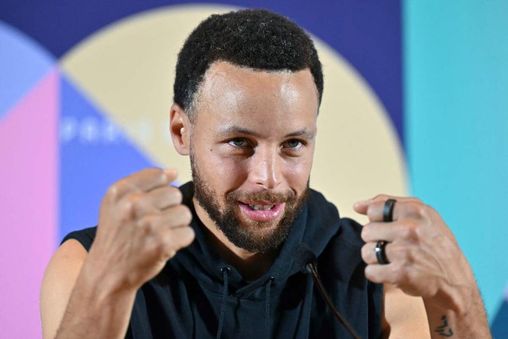 Atlet basket Amerika Serikat, Stephen Curry, dalam jumpa pers jelang laga Olimpiade Paris 2024 di Paris, 25 Juli 2024. 