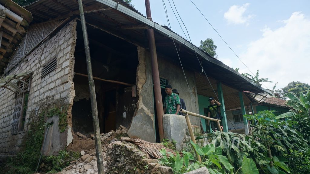 Tembok salah satu rumah di Desa Purwabakti, Kecamatan Pamijahan, Kabupaten Bogor, Jawa Barat, Rabu (11/3/2020) roboh dan rusak berat, Selasa (10/3/2020). Wilayah ini terdampak gempa berkekuatan magnitudo 5 yang berpusat di Kabupaten Sukabumi, .