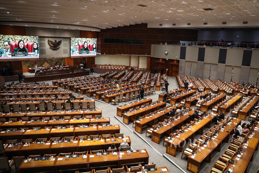 Suasana rapat paripurna di Gedung Parlemen, Jakarta, Selasa (11/7/2023). DPR menggelar Rapat Paripurna Ke-29 Masa Persidangan V dengan tiga agenda, yaitu pengambilan keputusan terhadap Rancangan Undang-Undang (RUU) tentang Kesehatan, penyampaian keterangan pemerintah terhadap RUU tentang Pertanggungjawaban atas Pelaksanaan APBN Tahun Anggaran 2022, dan pendapat fraksi-fraksi terhadap RUU Usul Inisiatif Badan Legislasi DPR RI tentang Perubahan Kedua atas UU Nomor 6 Tahun 2014 tentang Desa. 