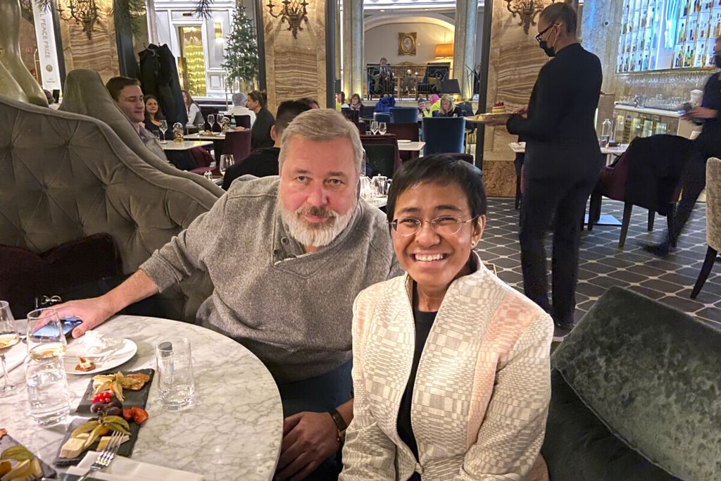 Peraih Nobel Perdamaian, Dmitry Muratov, Pemimpin Redaksi <i>Novaya Gazeta</i> asal Rusia, bersama CEO dan Editor Eksekutif Rappler Maria Ressa asal Filipina berpose dalam makan malam di Oslo, Norwegia, 8 Desember 2021. 