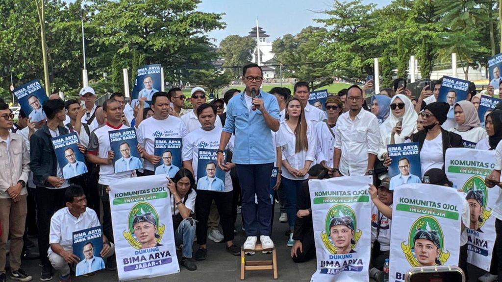 Mantan Wali Kota Bogor Bima Arya Sugiarto saat deklarasi menyatakan maju sebagai calon gubernur Jawa Barat periode 2024-2029 di halaman Gedung Sate, Kantor Gubernur Jabar, Kota Bandung, Sabtu (4/5/2024).