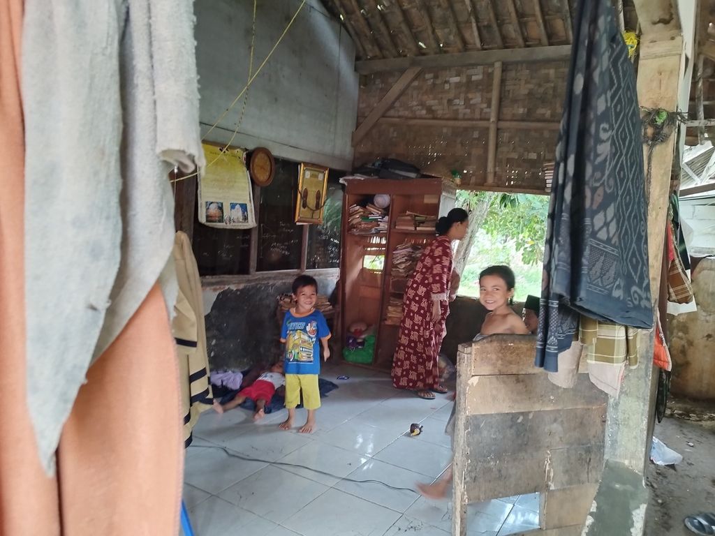 Anak-anak Nurlaelah (39) tengah bermain di depan rumahnya di Desa Cibarusahjaya, Kecamatan Cibarusah, Kabupaten Bekasi, Jawa Barat, Jumat (7/4/2023).