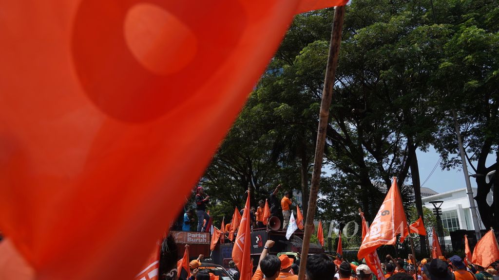 Kader dan simpatisan Partai Buruh berunjuk rasa di sekitar Patung Kuda Arjuna Wiwaha, Jakarta Pusat, 14 Januari 2023. Massa menyuarakan penolakan terhadap Perppu No 2 Tahun 2022 tentang Cipta Kerja. 