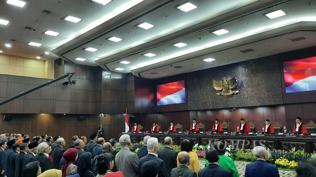 Para tamu undangan dan hakim konstitusi menyanyikan lagu ”Indonesia Raya” saat Rapat Sidang Pleno Khusus Peringatan Hari Ulang Tahun Ke-20 Mahkamah Konstitusi (MK), di Gedung MK, Jakarta, Kamis (10/8/2023). 