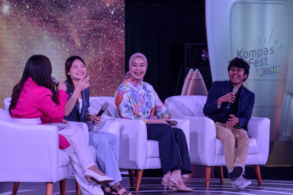 Kreator konten Tiktok Kevin Nguyen, Vina Mauliana, dan Erika Richardo (dari kanan ke kiri) mengisi acara Kompasfest Creation 2023 di Dome Area, Senayan Park, Jakarta, Sabtu (17/6/2023). 