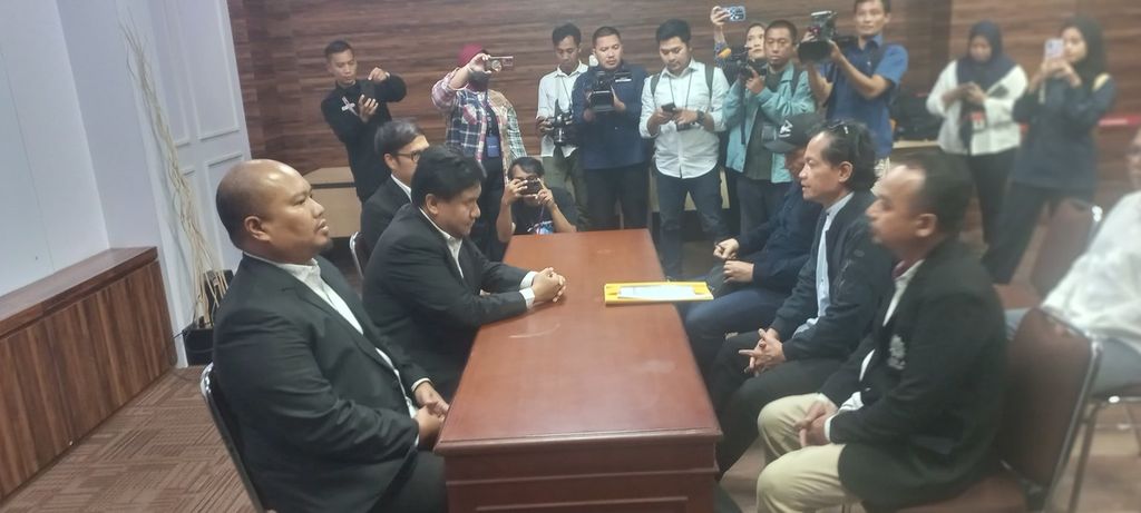 Mantan pimpinan Komisi Pemberantasan Korupsi Saut Situmorang dan Direktur Amnesty International Indonesia Usman Hamid menyampaikan surat terbuka kepada MK yang diterima oleh Kepala Biro Humas dan Protokol MK Budi Wijayanto, Kamis (4/4/2024). 