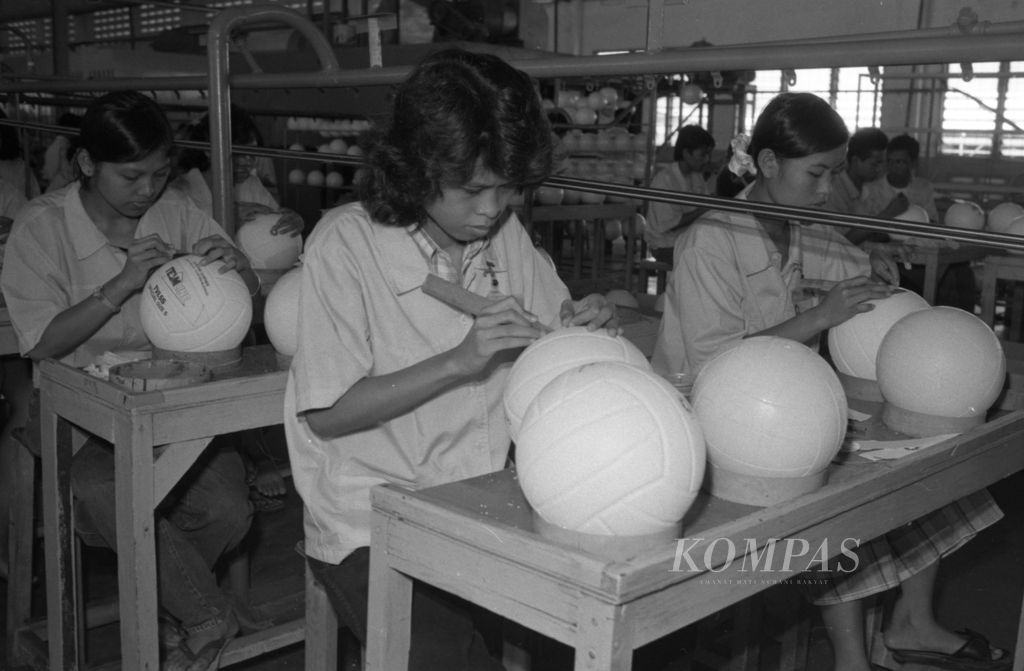 Pabrik yang memproduksi peralatan dan perlengkapan olahraga di Citeureup Jawa Barat (17/07/1993).