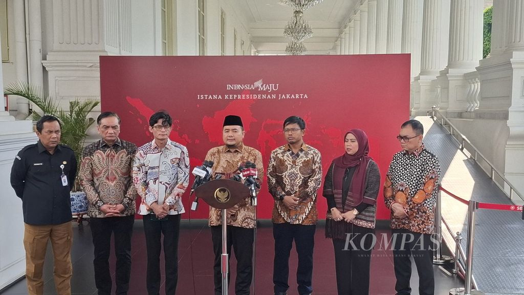 Ketua Komisi Pemilihan Umum Mochammad Afifuddin memberi keterangan pers di Kompleks Istana Kepresidenan, Jakarta, Rabu (4/9/2024).