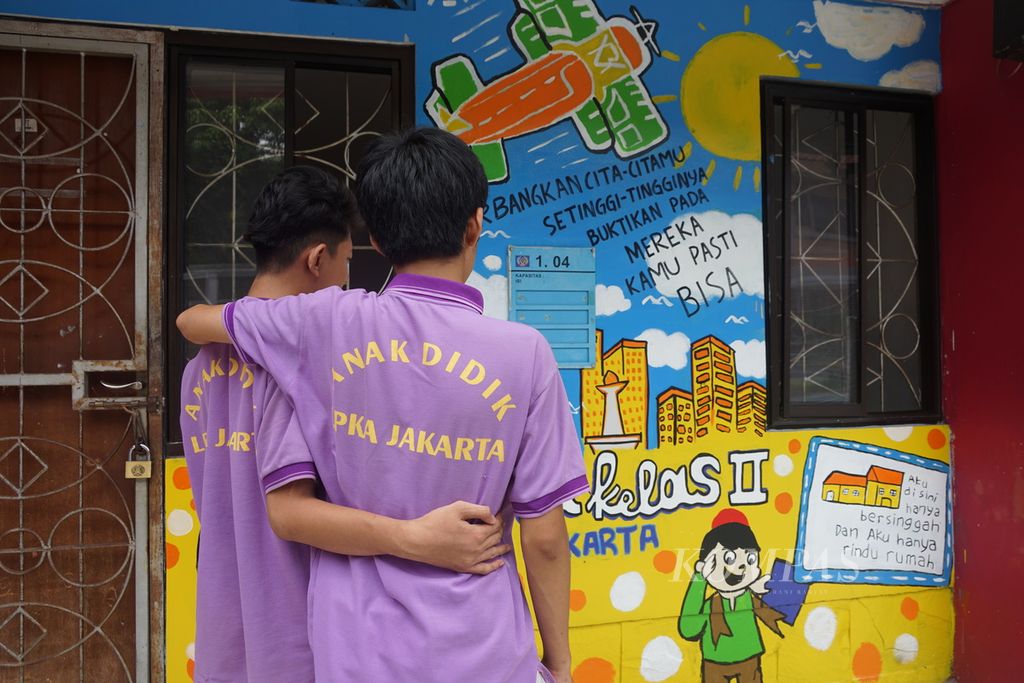 FR (19) dan MS (!8) memandang tulisan dan gambar pada tembok bangunan Lembaga Pembinaan Khusus Anak Kelas II Jakarta di Jagakarsa, Jakarta Selatan, Sabtu (22/4/2023).