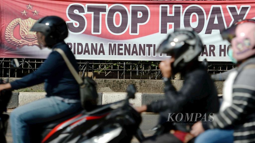  Saat ini, masyarakat terus diimbau untuk tidak menyebarkan berita bohong atau hoaks melalui berbagai cara, salah satunya lewat spanduk, seperti yang ditemui di Jalan S Parman, Jakarta, Jumat (23/11/2018). 