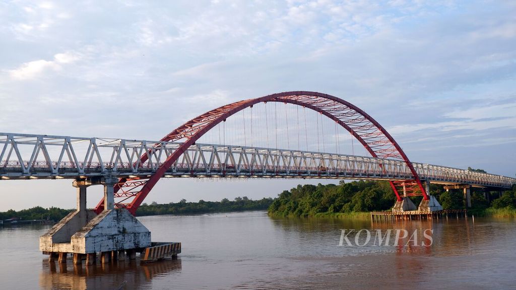 Jembatan Kahayan membentang di atas Sungai Kahayan di Kota Palangkaraya, Kalimantan Tengah, Rabu (17/5/2023) sore. 