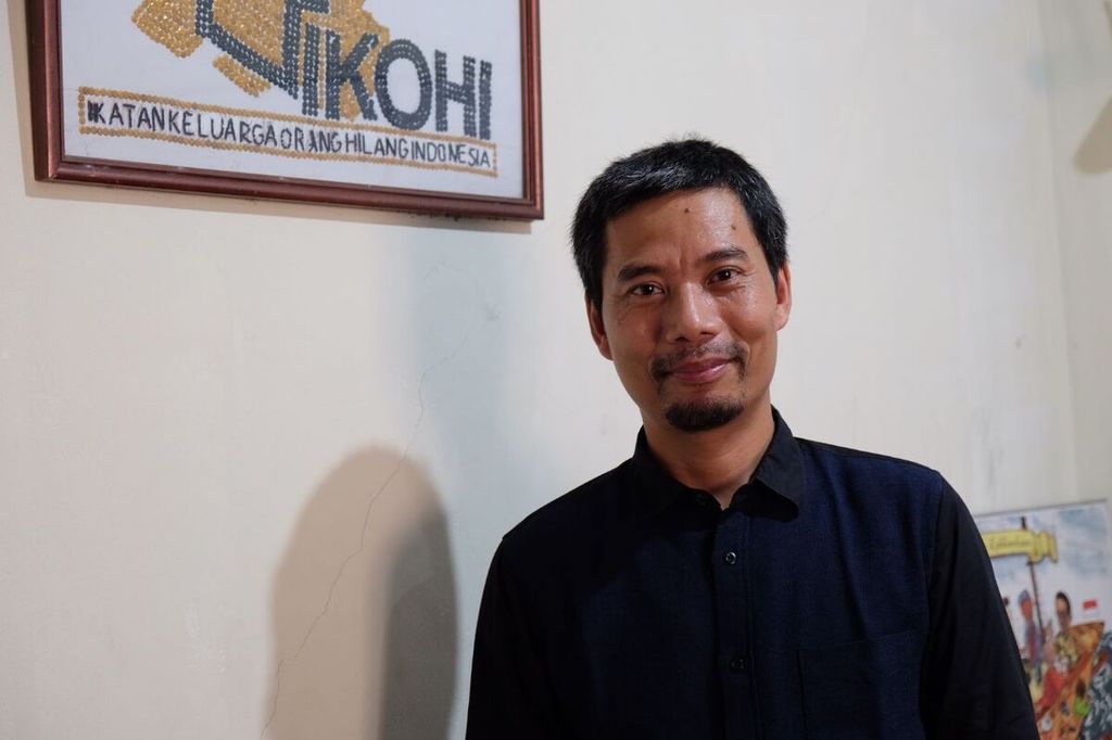 Sekretaris Jenderal Ikatan Keluarga Orang Hilang Indonesia (IKOHI) Zaenal Muttaqien saat ditemui di kantor IKOHI, Jumat (12/5/2023).