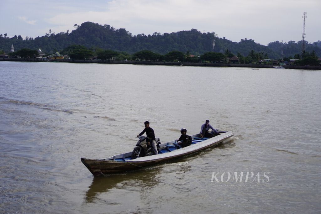 Perahu ketinting dioperasikan menyeberangi sungai di Pelabuhan Kayan I Tanjung Selor, Kalimantan Utara, Rabu (17/7/2019).