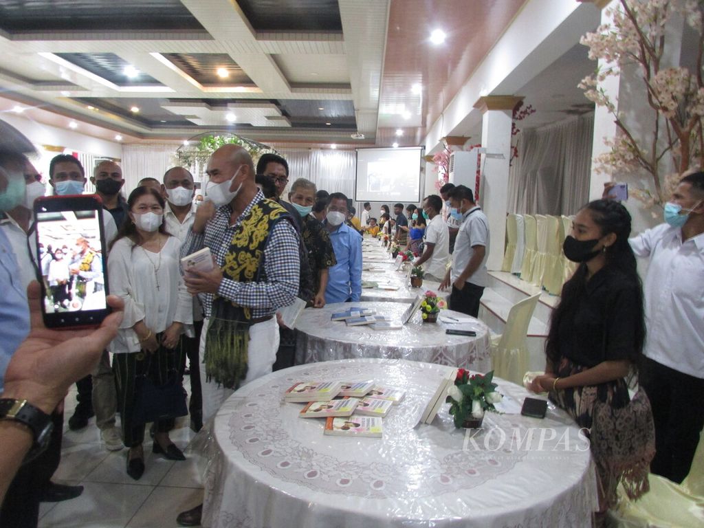 Gubernur Viktor Laiskodat meninjau pameran buku karya P Fritz Meko SVD saat bedah dan peluncuran buku di Kupang, Sabtu (2/4/2022). Sebanyak 13 judul buku puisi dipamerkan hari itu.
