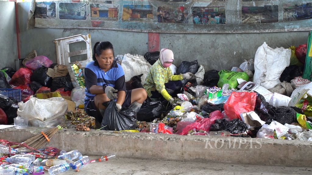Pekerja memilah sampah di tempat pemrosesan sementara (TPS) yang dikelola Kelompok Swadaya Masyarakat (KSM) Harapan Bangsa di Kota Tarakan, Kalimantan Utara, Sabtu (1/10/2022).