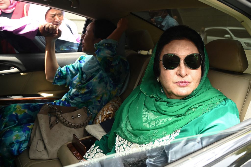 Rosmah Mansor (kanan), istri mantan perdana menteri Malaysia Najib Razak yang dipenjara, dan putri mereka Nooryana Najwa (kiri) meninggalkan pengadilan federal di Putrajaya, Jumet (31/3/2023). 