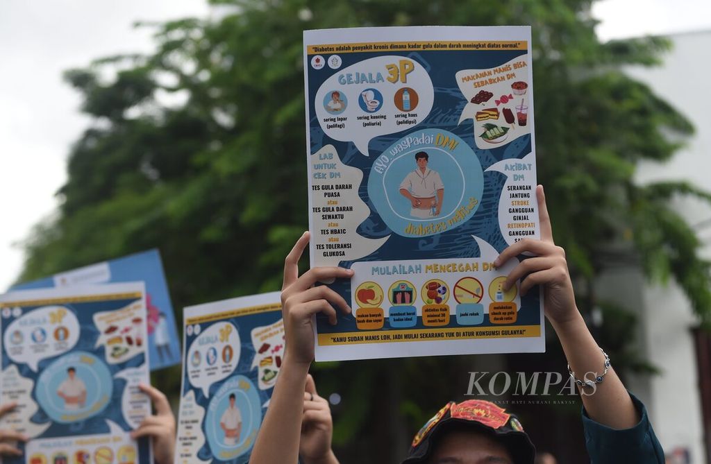 Mahasiswa Fakultas Kedokteran Universitas Surabaya berkampanye "Stop Komsumsi Gula Berlebih" di Jalan Tunjungan, Kota Surabaya, Jawa Timur, Minggu (13/11/2022). Kampanye dilakukan untuk memperingati Hari Diabetes Sedunia. Kampanye bertujuan untuk meningkatkan kesadaran masyarakat terhadap penyakit diabetes. 