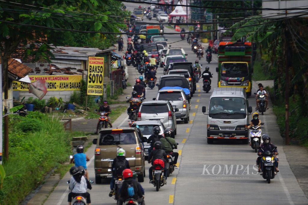 Ruas jalan Ajibarang-Purwokerto di Kabupaten Banyumas, Jawa Tengah, Jumat (29/4/2022), ramai lancar.