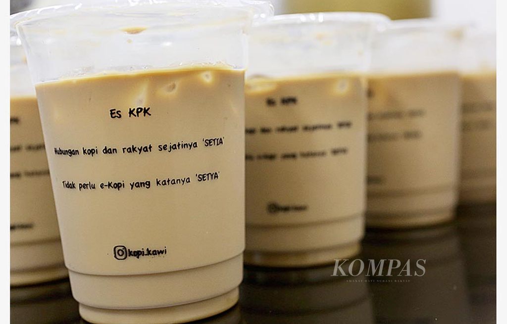 Pesan antikorupsi di gelas Kopi KPK yang dijual Kopi Kawi, Jakarta.