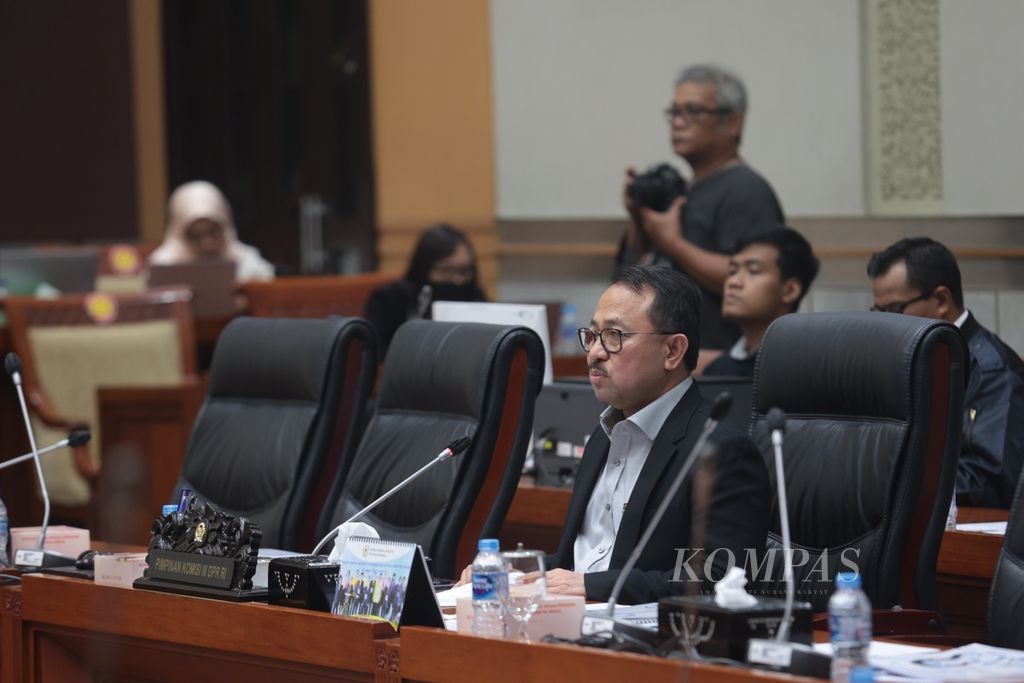 Wakil Ketua Komisi III DPR Pangeran Khairul Saleh memimpin rapat kerja dengan Komisi Nasional Hak Asasi Manusia (Komnas HAM) di Kompleks Parlemen, Senayan, Jakarta, Rabu (18/1/2023).